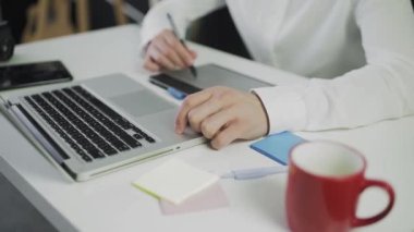 Tanınmayan bir adam grafik tabletine resim çiziyor. Uzaktan kumanda. Serbest çalışıyorum. Video hareket halinde. Yakın plan.