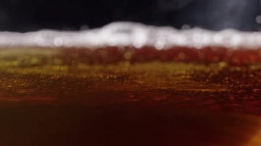 Bardakta soğuk light bira ve bir damla su. Bira yakın plan..