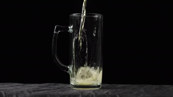 Μπύρα ρίχνει και αφρού στο Glass Mug σε μαύρο φόντο — Αρχείο Βίντεο