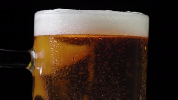 Cold light beer in a glass with drops of water. Beer close-up. — Stock Video