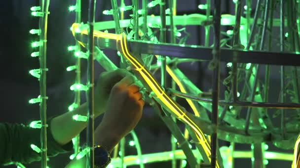 Frauenhände setzen die Hintergrundbeleuchtung auf ein Metallprodukt. Nahaufnahme — Stockvideo