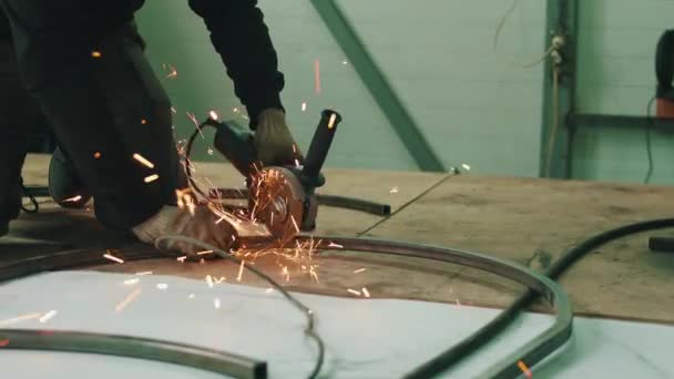 Dairesel testere ile çalışan bir adamın eli. Sıcak metalden kıvılcımlar çıkıyor. Adam çelik üzerinde sıkı çalışıyordu.. — Stok video