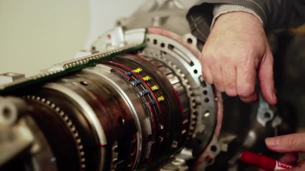 Male car mechanics study auto parts, close-up — Stock Video