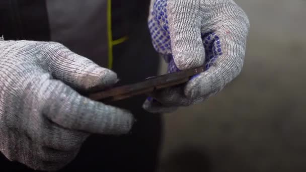 Régi elhasználódott fékbetétek a kocsiból egy autószerelő kezében, közelkép. — Stock videók