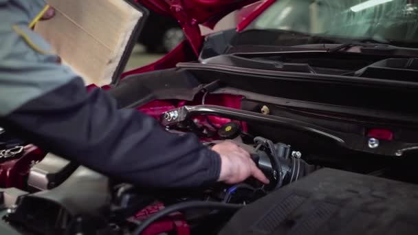 Replacing the cars air filter with a new one, maintenance, close-up — Stock Video