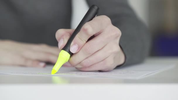 Marcar un texto importante en una nota con un marcador amarillo — Vídeos de Stock
