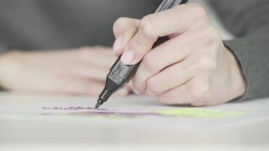 Önemli bir metni siyah bir kalemle işaretliyor