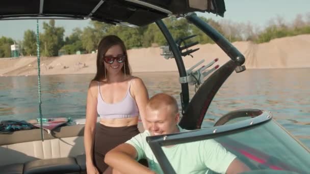 Muž a žena v motorovém člunu odpočívají — Stock video