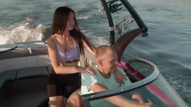 Ένας άντρας και μια γυναίκα κάθονται σε μια βάρκα, κοιτάζονται και μιλάνε. — Αρχείο Βίντεο