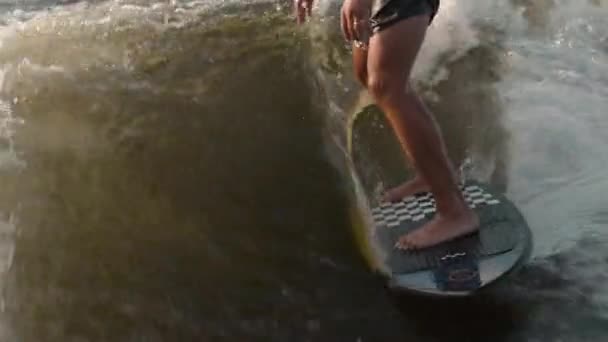 Surfer skaczący na desce. Doświadczony wakeboarder spryskuje kamerą krople wody. — Wideo stockowe