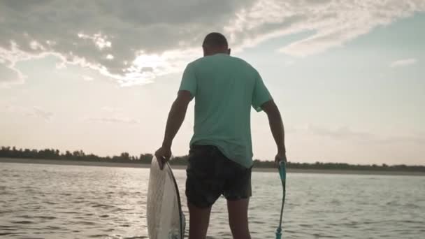 Un homme sur un bateau à moteur avec un wakeboard — Video