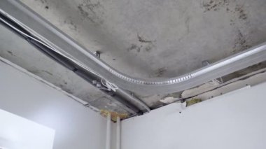 Bir evde ya da dairede tamirat yapan tanınmayan bir adamın ellerine yakın çekim. Gergin tavan