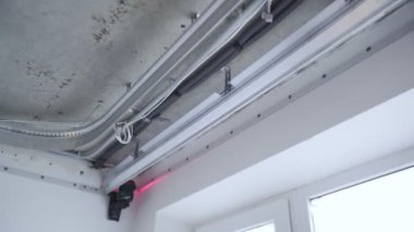 Bir evde ya da dairede tamirat yapan tanınmayan bir adamın ellerine yakın çekim. Gergin tavan