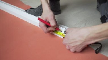 Uzatma tavanı için profil çıkarıyorum. Bir apartman dairesinde ya da evde onarım