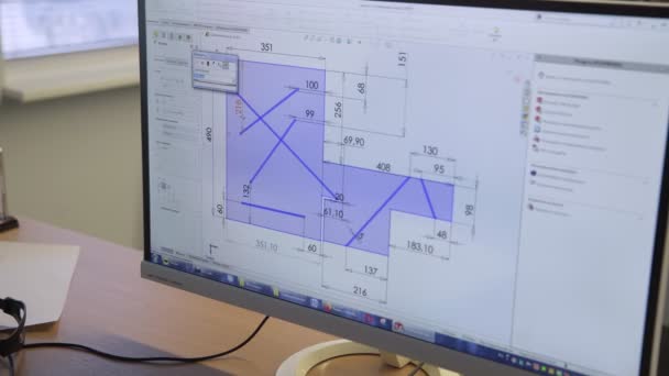 Ένα κοντινό πλάνο ενός υπολογιστή που δείχνει ένα σχέδιο ενός δωματίου στην οθόνη. Κτήριο — Αρχείο Βίντεο
