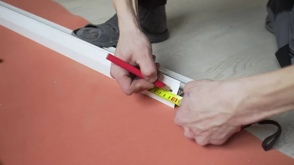 Cortar un perfil para instalar un techo tensado. Reparación en un apartamento o casa — Foto de Stock