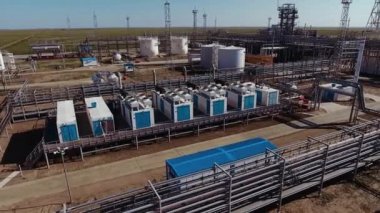 Güneşli bir günde endüstriyel bir tesisin kuş bakışı görüntüsü.