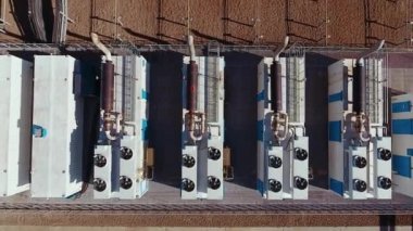 Güneşli bir günde öğleden sonra bir endüstriyel tesisin en üst görüntüsü.