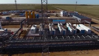 Güneşli bir günde endüstriyel bir tesisin kuş bakışı görüntüsü.