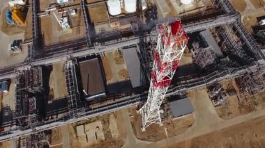Güneşli bir günde endüstriyel bir tesisin kuş bakışı görüntüsü.