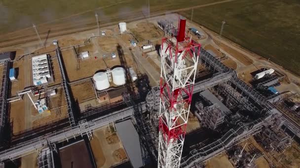 Vue aérienne d'une installation industrielle pendant la journée par une journée ensoleillée — Video