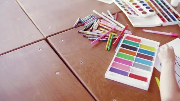 Vista trasera un niño juega con plastilina de color en la mesa — Vídeo de stock