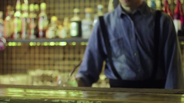 Bartendern tog med ett glas, en alkoholhaltig cocktail, och la den på disken. Närbild — Stockvideo