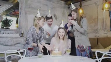 Doğum günü kızı en iyi arkadaşlarıyla doğum günü kutlamasından memnun.