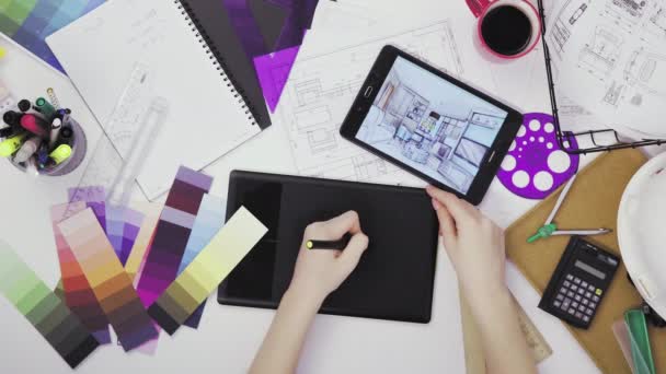 Vista superior de un diseñador creativo usando una tableta gráfica mientras trabaja en su escritorio — Vídeo de stock