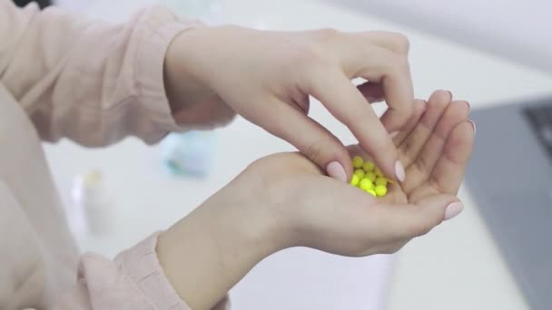 Gadis itu mengambil asam askorbat dan mencucinya dengan air. Vitamin C untuk meningkatkan kekebalan. Asam askorbat dalam dragees — Stok Video