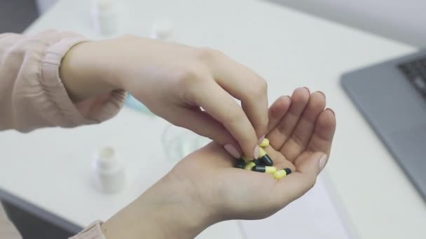 Ein unkenntliches Mädchen nimmt Tabletten aus der Hand und wäscht sie in Großaufnahme mit Wasser herunter — Stockvideo