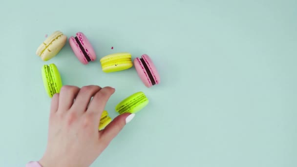 Draufsicht mit bunten französischen Macarons in Herzform auf pastellblauem Hintergrund — Stockvideo