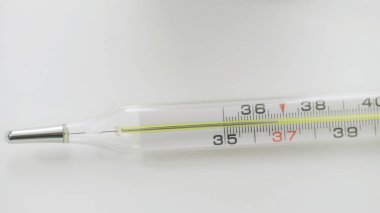 Bir cam cıva termometreye yakın çekim düşük sıcaklık gösterir