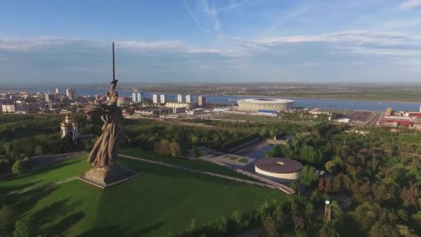 VOLGOGRAD, RUSSIA - 14 Mart 2018: Şehrin üst manzarasında sıcak güneşli bir gün — Stok video