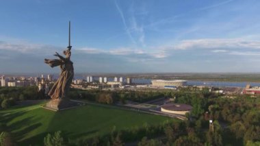 VOLGOGRAD, RUSSIA - 14 Mart 2018: Şehrin üst manzarasında sıcak güneşli bir gün