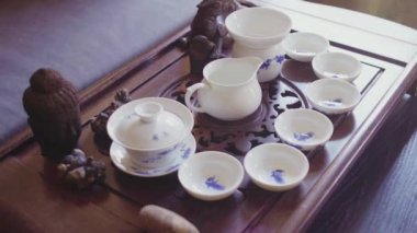 Güzel bir ahşap tepside çay seti var.