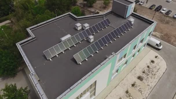 Vista aérea de paneles solares en la parte superior de un edificio. — Vídeos de Stock