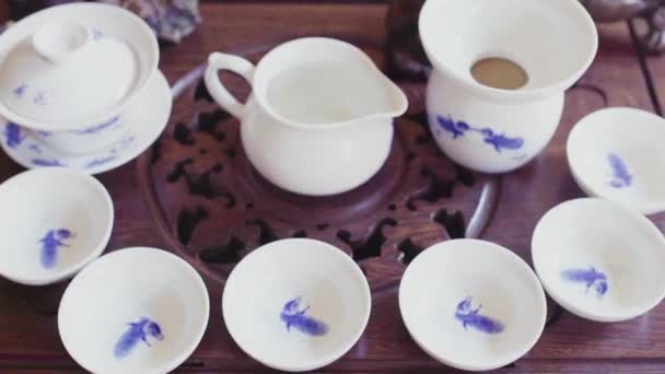 Hay un juego de té en una hermosa bandeja de madera — Vídeos de Stock