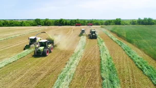 Pohled z ptačí perspektivy na traktor a nákladní automobil pracující v terénu — Stock video