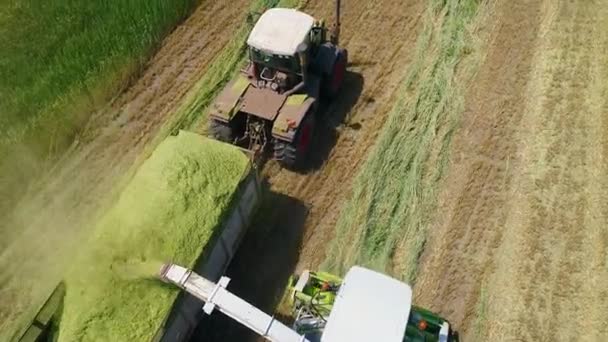 Pohled z ptačí perspektivy na traktor a nákladní automobil pracující v terénu — Stock video