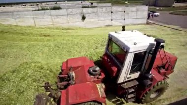 Traktör ve kamyon sahada çalışıyor. Yazın büyük buğday hasadı bir tarla yaşam tarzında