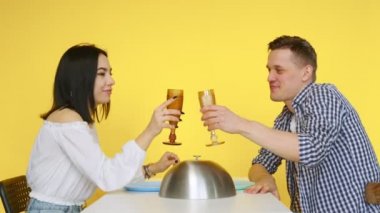 Bir erkek ve bir kız randevuda, adam sağlıksız yiyecekler konusunda hevesli değil. Tarih. Sağlıklı ve sağlıksız gıda kavramı. Fast food