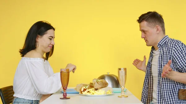 De jongen en het meisje hebben een date, het meisje is niet blij met niet gezond eten. Datum van... Het concept van gezond en ongezond voedsel. Fast food — Stockfoto