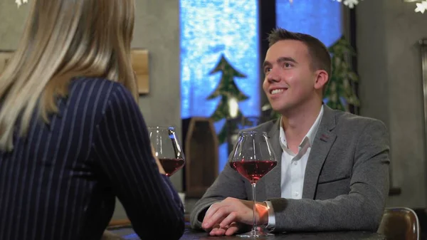 Een man op een date met een vrouw in een café of restaurant die wijn drinkt van dichtbij — Stockfoto