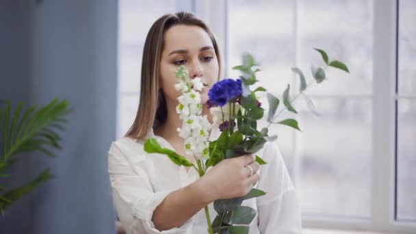 Una joven mujer hermosa dedicada a la floristería comienza a recoger las mejores flores para su arreglo floral. Floristería. Primer plano — Vídeos de Stock