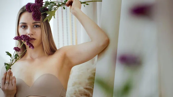 Una linda chica posa para la cámara con flores de dalia en sus manos. Modelo — Foto de Stock