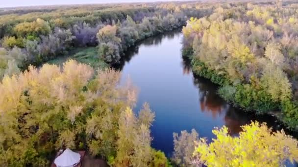 Vogelperspektive auf bunte Herbst Wald und Fluss. Blickbeschreibung Herbst Orange, grün, gelb, rote Blätter Bäume Wald. — Stockvideo