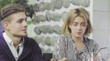 Mutlu arkadaşlar, erkekler ve kadınlar bu olayı bir kafede kutluyor, bardakları tokuşturuyor, gülüyor ve birlikte eğleniyorlar..