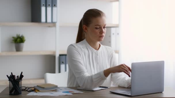 Joven empresaria que trabaja con el ordenador portátil en la oficina y comienza la meditación en el lugar de trabajo — Vídeos de Stock