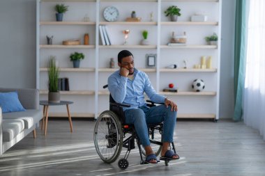 Engelli insanlarda depresyon. Tekerlekli sandalyedeki engelli bir adamın evinde akıl sağlığı bozuk.